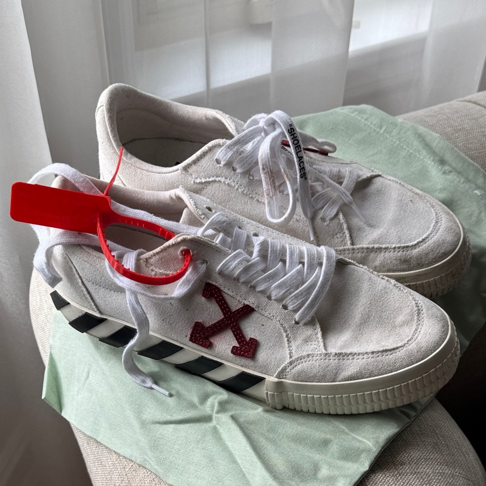 Off-White Men's Cream and Black Arrow Sneakers